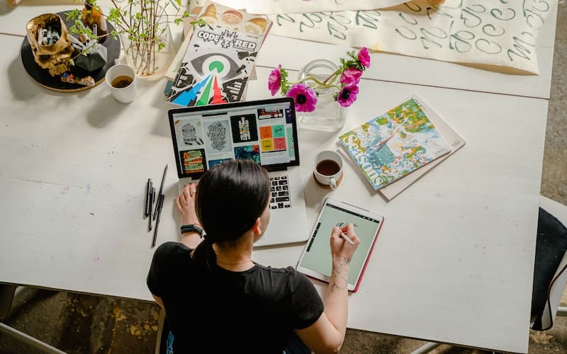 Check out these side hustles for graphic designers. Find out the best ways to earn money using your graphic design skills.